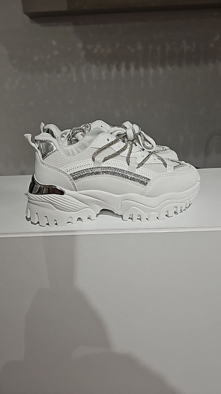 Hochzeit-Braut-Sneaker-Nuvia-weiss